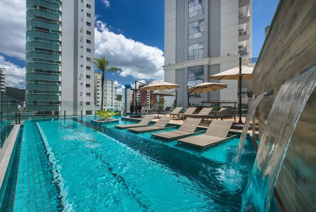 Andar alto no Acqualina Residence