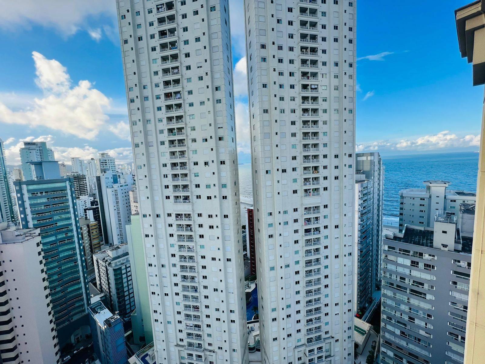 A Cobertura Duplex no Grand Royale é o epítome da sofisticação e do luxo, situada na cobiçada Barra Sul de Balneário Camboriú. Com uma impressionante área privativa de 300m² e um total de 477m², esta cobertura é a escolha ideal para quem valoriza conforto, privacidade e um design contemporâneo. Cada detalhe foi cuidadosamente planejado para proporcionar uma experiência de vida incomparável, combinando modernidade e elegância.  Ao entrar na cobertura, você é imediatamente recebido por um ambiente open concept que integra harmoniosamente a sala de estar, sala de jantar e a cozinha gourmet. Esses espaços foram projetados para maximizar o conforto e a praticidade, permitindo que você desfrute de momentos inesquecíveis com familiares e amigos. A área gourmet, completa com um bar e churrasqueira, é perfeita para receber convidados, enquanto a piscina aquecida oferece um oásis particular com vista para o mar. A integração de tecnologias modernas, como ar-condicionado embutido no teto e cortinas automatizadas, acrescenta um toque de luxo e conveniência.  O primeiro andar da cobertura é dedicado ao descanso e à privacidade, com quatro suítes espaçosas. A suíte master é um verdadeiro destaque, equipada com uma TV retrátil no teto, hidromassagem e uma vista panorâmica deslumbrante da cidade. As outras três suítes foram projetadas com o mesmo nível de cuidado, garantindo conforto absoluto para todos os moradores.  Além disso, a cobertura oferece cinco vagas de garagem, um verdadeiro luxo em Balneário Camboriú, proporcionando segurança e facilidade para você e seus convidados.  O Edifício Grand Royale não fica atrás no quesito infraestrutura, oferecendo uma gama completa de opções de lazer e bem-estar. A poucos passos da praia, o edifício conta com uma piscina, playground, salão de festas, sauna, espaço gourmet, academia, cinema, spa e uma sala de jogos. Cada uma dessas áreas foi projetada para oferecer aos moradores um ambiente perfeito para relaxar, socializar e manter um estilo de vida saudável e ativo.  Viver na Cobertura Duplex do Grand Royale é mais do que simplesmente morar; é desfrutar de um estilo de vida exclusivo e refinado. Com uma localização privilegiada, uma vista espetacular do mar e uma combinação perfeita de design moderno e comodidades de alto padrão, este imóvel oferece tudo o que você precisa para viver com conforto e elegância em Balneário Camboriú.