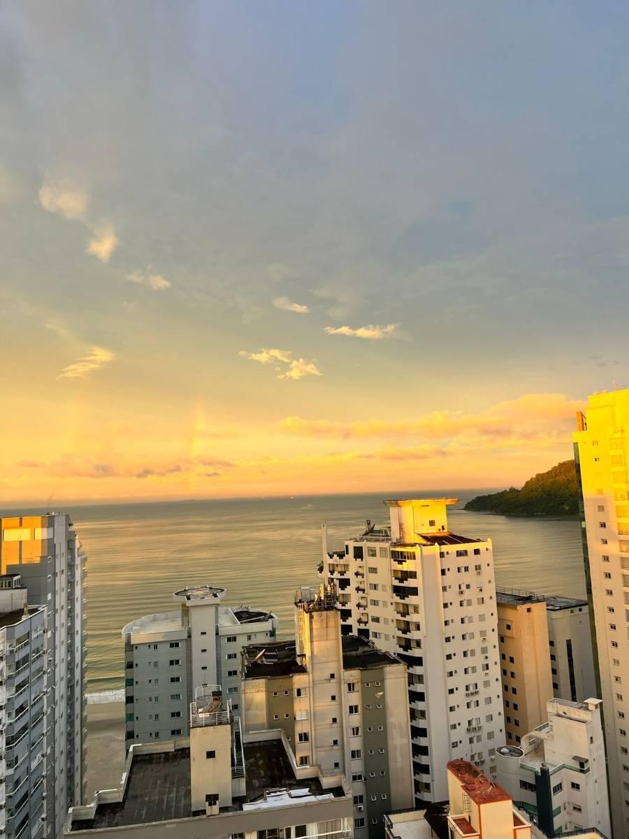 A Cobertura Duplex no Grand Royale é o epítome da sofisticação e do luxo, situada na cobiçada Barra Sul de Balneário Camboriú. Com uma impressionante área privativa de 300m² e um total de 477m², esta cobertura é a escolha ideal para quem valoriza conforto, privacidade e um design contemporâneo. Cada detalhe foi cuidadosamente planejado para proporcionar uma experiência de vida incomparável, combinando modernidade e elegância.  Ao entrar na cobertura, você é imediatamente recebido por um ambiente open concept que integra harmoniosamente a sala de estar, sala de jantar e a cozinha gourmet. Esses espaços foram projetados para maximizar o conforto e a praticidade, permitindo que você desfrute de momentos inesquecíveis com familiares e amigos. A área gourmet, completa com um bar e churrasqueira, é perfeita para receber convidados, enquanto a piscina aquecida oferece um oásis particular com vista para o mar. A integração de tecnologias modernas, como ar-condicionado embutido no teto e cortinas automatizadas, acrescenta um toque de luxo e conveniência.  O primeiro andar da cobertura é dedicado ao descanso e à privacidade, com quatro suítes espaçosas. A suíte master é um verdadeiro destaque, equipada com uma TV retrátil no teto, hidromassagem e uma vista panorâmica deslumbrante da cidade. As outras três suítes foram projetadas com o mesmo nível de cuidado, garantindo conforto absoluto para todos os moradores.  Além disso, a cobertura oferece cinco vagas de garagem, um verdadeiro luxo em Balneário Camboriú, proporcionando segurança e facilidade para você e seus convidados.  O Edifício Grand Royale não fica atrás no quesito infraestrutura, oferecendo uma gama completa de opções de lazer e bem-estar. A poucos passos da praia, o edifício conta com uma piscina, playground, salão de festas, sauna, espaço gourmet, academia, cinema, spa e uma sala de jogos. Cada uma dessas áreas foi projetada para oferecer aos moradores um ambiente perfeito para relaxar, socializar e manter um estilo de vida saudável e ativo.  Viver na Cobertura Duplex do Grand Royale é mais do que simplesmente morar; é desfrutar de um estilo de vida exclusivo e refinado. Com uma localização privilegiada, uma vista espetacular do mar e uma combinação perfeita de design moderno e comodidades de alto padrão, este imóvel oferece tudo o que você precisa para viver com conforto e elegância em Balneário Camboriú.