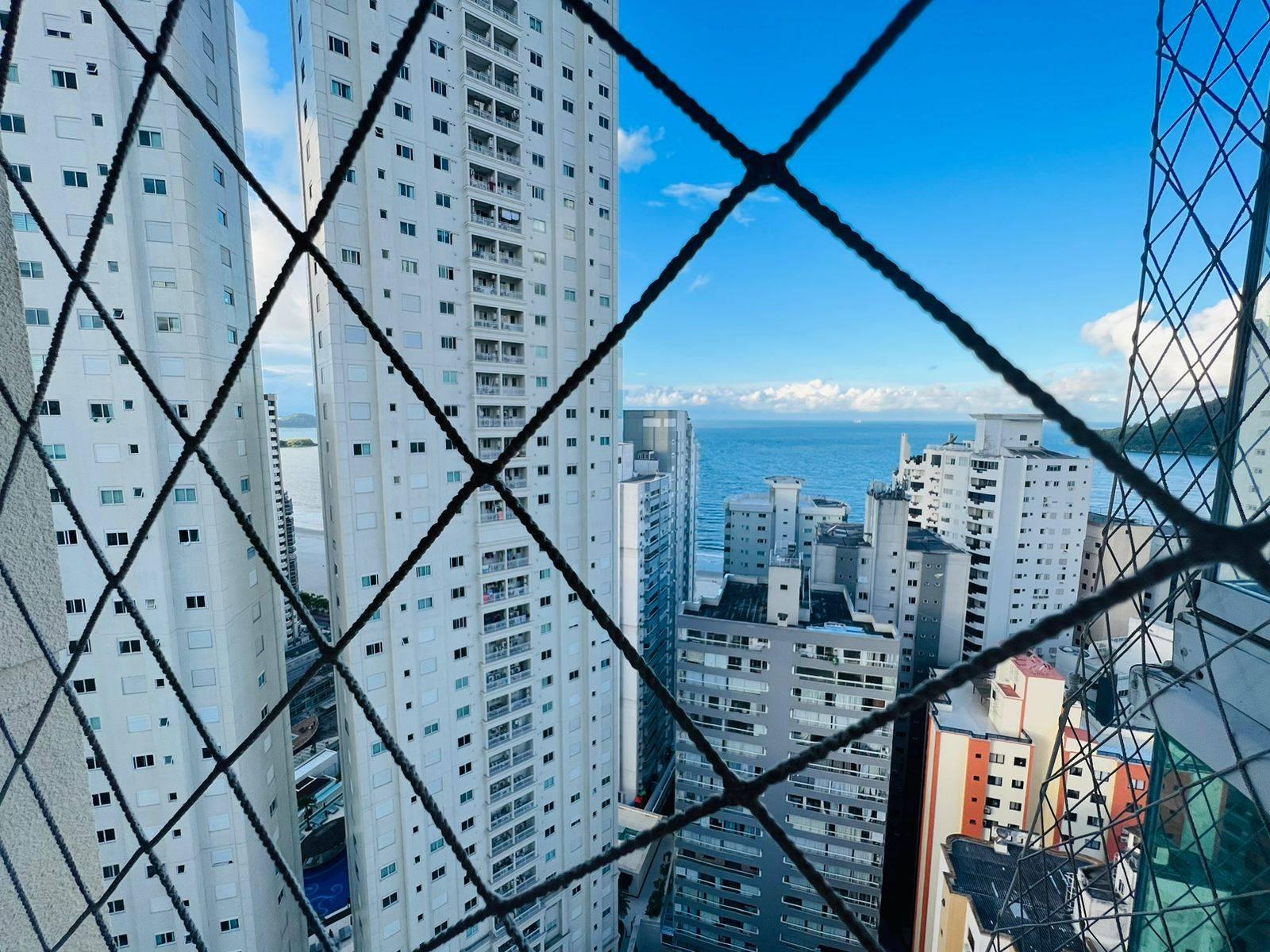 A Cobertura Duplex no Grand Royale é o epítome da sofisticação e do luxo, situada na cobiçada Barra Sul de Balneário Camboriú. Com uma impressionante área privativa de 300m² e um total de 477m², esta cobertura é a escolha ideal para quem valoriza conforto, privacidade e um design contemporâneo. Cada detalhe foi cuidadosamente planejado para proporcionar uma experiência de vida incomparável, combinando modernidade e elegância.  Ao entrar na cobertura, você é imediatamente recebido por um ambiente open concept que integra harmoniosamente a sala de estar, sala de jantar e a cozinha gourmet. Esses espaços foram projetados para maximizar o conforto e a praticidade, permitindo que você desfrute de momentos inesquecíveis com familiares e amigos. A área gourmet, completa com um bar e churrasqueira, é perfeita para receber convidados, enquanto a piscina aquecida oferece um oásis particular com vista para o mar. A integração de tecnologias modernas, como ar-condicionado embutido no teto e cortinas automatizadas, acrescenta um toque de luxo e conveniência.  O primeiro andar da cobertura é dedicado ao descanso e à privacidade, com quatro suítes espaçosas. A suíte master é um verdadeiro destaque, equipada com uma TV retrátil no teto, hidromassagem e uma vista panorâmica deslumbrante da cidade. As outras três suítes foram projetadas com o mesmo nível de cuidado, garantindo conforto absoluto para todos os moradores.  Além disso, a cobertura oferece cinco vagas de garagem, um verdadeiro luxo em Balneário Camboriú, proporcionando segurança e facilidade para você e seus convidados.  O Edifício Grand Royale não fica atrás no quesito infraestrutura, oferecendo uma gama completa de opções de lazer e bem-estar. A poucos passos da praia, o edifício conta com uma piscina, playground, salão de festas, sauna, espaço gourmet, academia, cinema, spa e uma sala de jogos. Cada uma dessas áreas foi projetada para oferecer aos moradores um ambiente perfeito para relaxar, socializar e manter um estilo de vida saudável e ativo.  Viver na Cobertura Duplex do Grand Royale é mais do que simplesmente morar; é desfrutar de um estilo de vida exclusivo e refinado. Com uma localização privilegiada, uma vista espetacular do mar e uma combinação perfeita de design moderno e comodidades de alto padrão, este imóvel oferece tudo o que você precisa para viver com conforto e elegância em Balneário Camboriú.