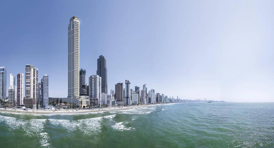 Este apartamento frente mar em Balneário Camboriú é o exemplo perfeito de sofisticação e luxo à beira-mar. Com uma área total de 476,88 m², ele foi cuidadosamente projetado para oferecer uma experiência de vida incomparável, onde cada detalhe foi pensado para maximizar o conforto e a qualidade de vida dos seus moradores.  O imóvel dispõe de 04 suítes espaçosas, garantindo privacidade e tranquilidade para toda a família. Cada suíte é um refúgio acolhedor, ideal para o descanso após um longo dia, e proporciona um ambiente de conforto com acabamentos de alta qualidade. A presença da sacada com vista direta para o mar é um dos maiores destaques deste apartamento, oferecendo um cenário espetacular e permanente que se torna parte do dia a dia dos moradores. Imagine acordar todos os dias com o som das ondas e uma vista panorâmica do Oceano Atlântico, que transforma qualquer momento em algo especial.  O living integrado é um espaço generoso e bem iluminado, que promove a convivência entre os ambientes de estar e jantar, criando um ambiente social perfeito para receber amigos e familiares. A cozinha gourmet, equipada com churrasqueira à carvão, foi desenhada para aqueles que apreciam o prazer de cozinhar e oferecer jantares memoráveis. Este espaço combina funcionalidade com elegância, tornando o ato de cozinhar uma verdadeira experiência gourmet.  Além disso, o apartamento conta com uma entrada de serviço que facilita as atividades diárias e contribui para a organização e a praticidade na rotina dos moradores. Este é um detalhe importante que adiciona um nível extra de conveniência para quem vive no imóvel.  Outro grande diferencial deste apartamento são as 04 vagas de garagem, que oferecem espaço suficiente para acomodar veículos de forma segura e confortável, uma vantagem considerável em uma localização tão valorizada como Balneário Camboriú.  Este apartamento representa muito mais do que um lugar para morar; é um estilo de vida que combina a elegância da arquitetura contemporânea com o luxo de uma localização privilegiada frente ao mar. Aqui, os moradores têm a oportunidade de viver com o máximo de conforto, cercados por um cenário natural deslumbrante e com todas as comodidades necessárias para um cotidiano de alta qualidade. Em um dos destinos mais procurados do litoral catarinense, este imóvel oferece o que há de melhor em termos de exclusividade e sofisticação.