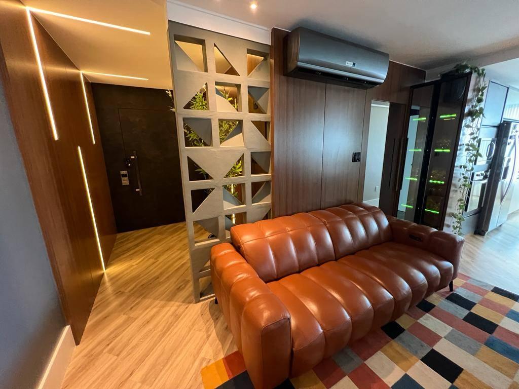 Este apartamento no Marina Residence, situado na Barra Sul de Balneário Camboriú, é a síntese do luxo e conforto, oferecendo um ambiente sofisticado para quem busca qualidade de vida. Com uma área privativa de 195m², o imóvel foi cuidadosamente projetado para maximizar o uso dos espaços, proporcionando uma sensação de amplitude e integração em todos os ambientes.  Com 3 suítes amplas, o apartamento é ideal para quem valoriza privacidade e tranquilidade. As suítes oferecem espaços generosos, garantindo conforto para toda a família. A sala de estar, que integra dois ambientes, é perfeita para momentos de lazer e convivência, enquanto a cozinha planejada, moderna e funcional, atende todas as necessidades de quem gosta de cozinhar e receber amigos.  A sacada com churrasqueira a carvão é um verdadeiro convite ao relaxamento, ideal para desfrutar de refeições ao ar livre e aproveitar o clima agradável da região. O apartamento também conta com um home office, que proporciona um espaço dedicado para trabalhar ou estudar em casa, uma necessidade cada vez mais valorizada.  Além disso, o imóvel oferece 4 vagas de garagem soltas, um diferencial importante para quem possui mais de um veículo ou precisa de espaço adicional para visitantes. A dependência de empregada complementa a praticidade do apartamento, tornando-o ainda mais completo e funcional.  Este é um imóvel que se destaca não apenas pela sua localização privilegiada, mas também pela qualidade dos acabamentos e pelo cuidado com cada detalhe. O Marina Residence proporciona uma experiência de moradia incomparável, aliando sofisticação, conforto e praticidade em um dos endereços mais valorizados de Balneário Camboriú. Image 2024-08-14 at 16.45.27 (2).jpeg