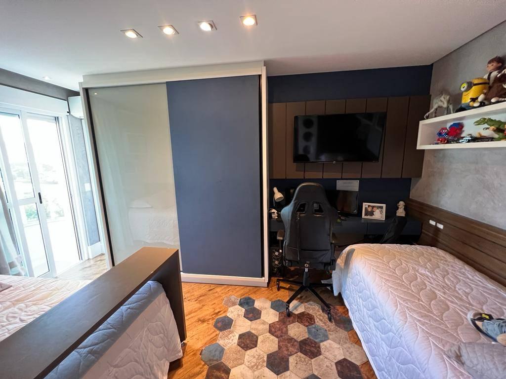 Este apartamento no Marina Residence, situado na Barra Sul de Balneário Camboriú, é a síntese do luxo e conforto, oferecendo um ambiente sofisticado para quem busca qualidade de vida. Com uma área privativa de 195m², o imóvel foi cuidadosamente projetado para maximizar o uso dos espaços, proporcionando uma sensação de amplitude e integração em todos os ambientes.  Com 3 suítes amplas, o apartamento é ideal para quem valoriza privacidade e tranquilidade. As suítes oferecem espaços generosos, garantindo conforto para toda a família. A sala de estar, que integra dois ambientes, é perfeita para momentos de lazer e convivência, enquanto a cozinha planejada, moderna e funcional, atende todas as necessidades de quem gosta de cozinhar e receber amigos.  A sacada com churrasqueira a carvão é um verdadeiro convite ao relaxamento, ideal para desfrutar de refeições ao ar livre e aproveitar o clima agradável da região. O apartamento também conta com um home office, que proporciona um espaço dedicado para trabalhar ou estudar em casa, uma necessidade cada vez mais valorizada.  Além disso, o imóvel oferece 4 vagas de garagem soltas, um diferencial importante para quem possui mais de um veículo ou precisa de espaço adicional para visitantes. A dependência de empregada complementa a praticidade do apartamento, tornando-o ainda mais completo e funcional.  Este é um imóvel que se destaca não apenas pela sua localização privilegiada, mas também pela qualidade dos acabamentos e pelo cuidado com cada detalhe. O Marina Residence proporciona uma experiência de moradia incomparável, aliando sofisticação, conforto e praticidade em um dos endereços mais valorizados de Balneário Camboriú.