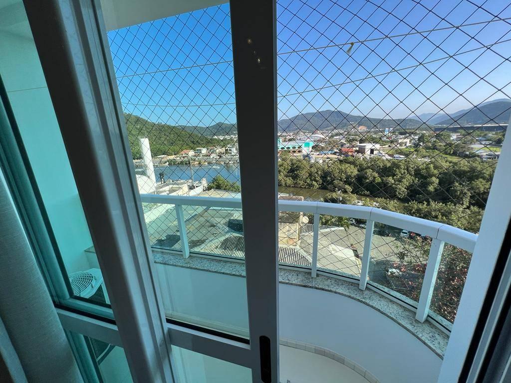 Este apartamento no Marina Residence, situado na Barra Sul de Balneário Camboriú, é a síntese do luxo e conforto, oferecendo um ambiente sofisticado para quem busca qualidade de vida. Com uma área privativa de 195m², o imóvel foi cuidadosamente projetado para maximizar o uso dos espaços, proporcionando uma sensação de amplitude e integração em todos os ambientes.  Com 3 suítes amplas, o apartamento é ideal para quem valoriza privacidade e tranquilidade. As suítes oferecem espaços generosos, garantindo conforto para toda a família. A sala de estar, que integra dois ambientes, é perfeita para momentos de lazer e convivência, enquanto a cozinha planejada, moderna e funcional, atende todas as necessidades de quem gosta de cozinhar e receber amigos.  A sacada com churrasqueira a carvão é um verdadeiro convite ao relaxamento, ideal para desfrutar de refeições ao ar livre e aproveitar o clima agradável da região. O apartamento também conta com um home office, que proporciona um espaço dedicado para trabalhar ou estudar em casa, uma necessidade cada vez mais valorizada.  Além disso, o imóvel oferece 4 vagas de garagem soltas, um diferencial importante para quem possui mais de um veículo ou precisa de espaço adicional para visitantes. A dependência de empregada complementa a praticidade do apartamento, tornando-o ainda mais completo e funcional.  Este é um imóvel que se destaca não apenas pela sua localização privilegiada, mas também pela qualidade dos acabamentos e pelo cuidado com cada detalhe. O Marina Residence proporciona uma experiência de moradia incomparável, aliando sofisticação, conforto e praticidade em um dos endereços mais valorizados de Balneário Camboriú.