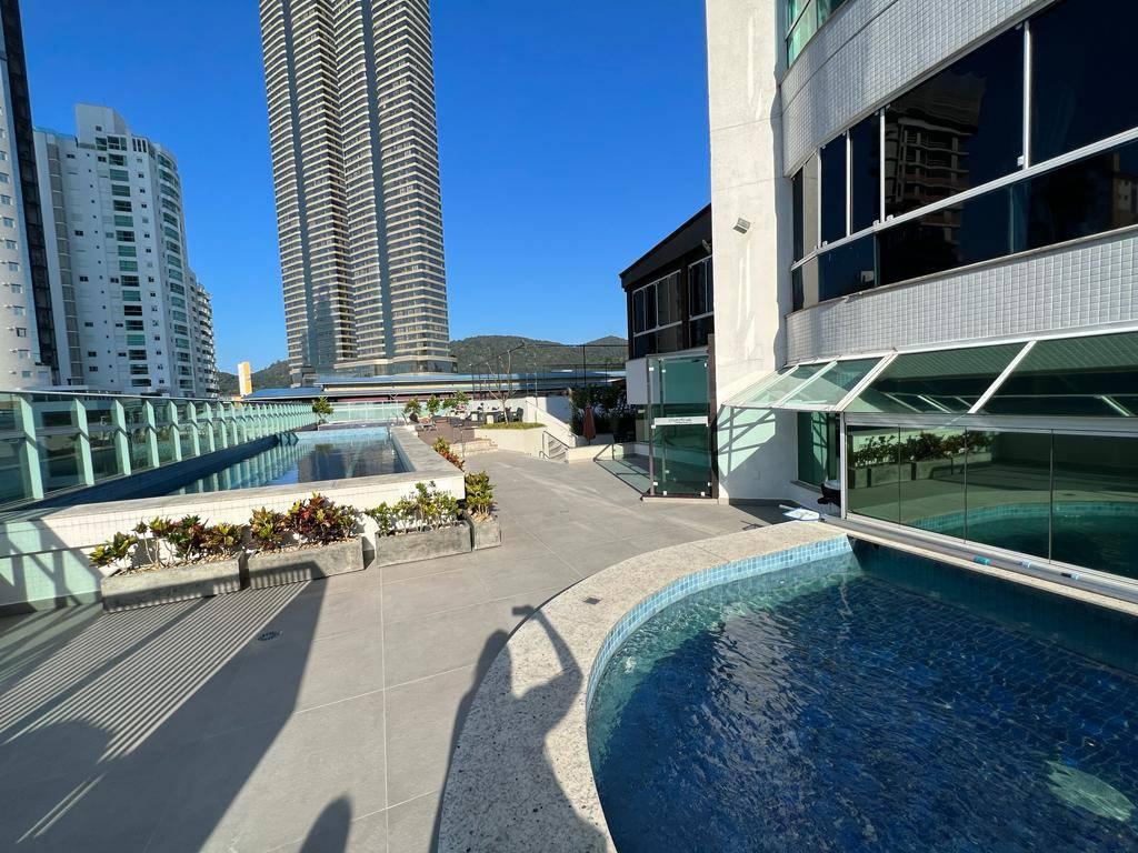 Este apartamento no Marina Residence, situado na Barra Sul de Balneário Camboriú, é a síntese do luxo e conforto, oferecendo um ambiente sofisticado para quem busca qualidade de vida. Com uma área privativa de 195m², o imóvel foi cuidadosamente projetado para maximizar o uso dos espaços, proporcionando uma sensação de amplitude e integração em todos os ambientes.  Com 3 suítes amplas, o apartamento é ideal para quem valoriza privacidade e tranquilidade. As suítes oferecem espaços generosos, garantindo conforto para toda a família. A sala de estar, que integra dois ambientes, é perfeita para momentos de lazer e convivência, enquanto a cozinha planejada, moderna e funcional, atende todas as necessidades de quem gosta de cozinhar e receber amigos.  A sacada com churrasqueira a carvão é um verdadeiro convite ao relaxamento, ideal para desfrutar de refeições ao ar livre e aproveitar o clima agradável da região. O apartamento também conta com um home office, que proporciona um espaço dedicado para trabalhar ou estudar em casa, uma necessidade cada vez mais valorizada.  Além disso, o imóvel oferece 4 vagas de garagem soltas, um diferencial importante para quem possui mais de um veículo ou precisa de espaço adicional para visitantes. A dependência de empregada complementa a praticidade do apartamento, tornando-o ainda mais completo e funcional.  Este é um imóvel que se destaca não apenas pela sua localização privilegiada, mas também pela qualidade dos acabamentos e pelo cuidado com cada detalhe. O Marina Residence proporciona uma experiência de moradia incomparável, aliando sofisticação, conforto e praticidade em um dos endereços mais valorizados de Balneário Camboriú.