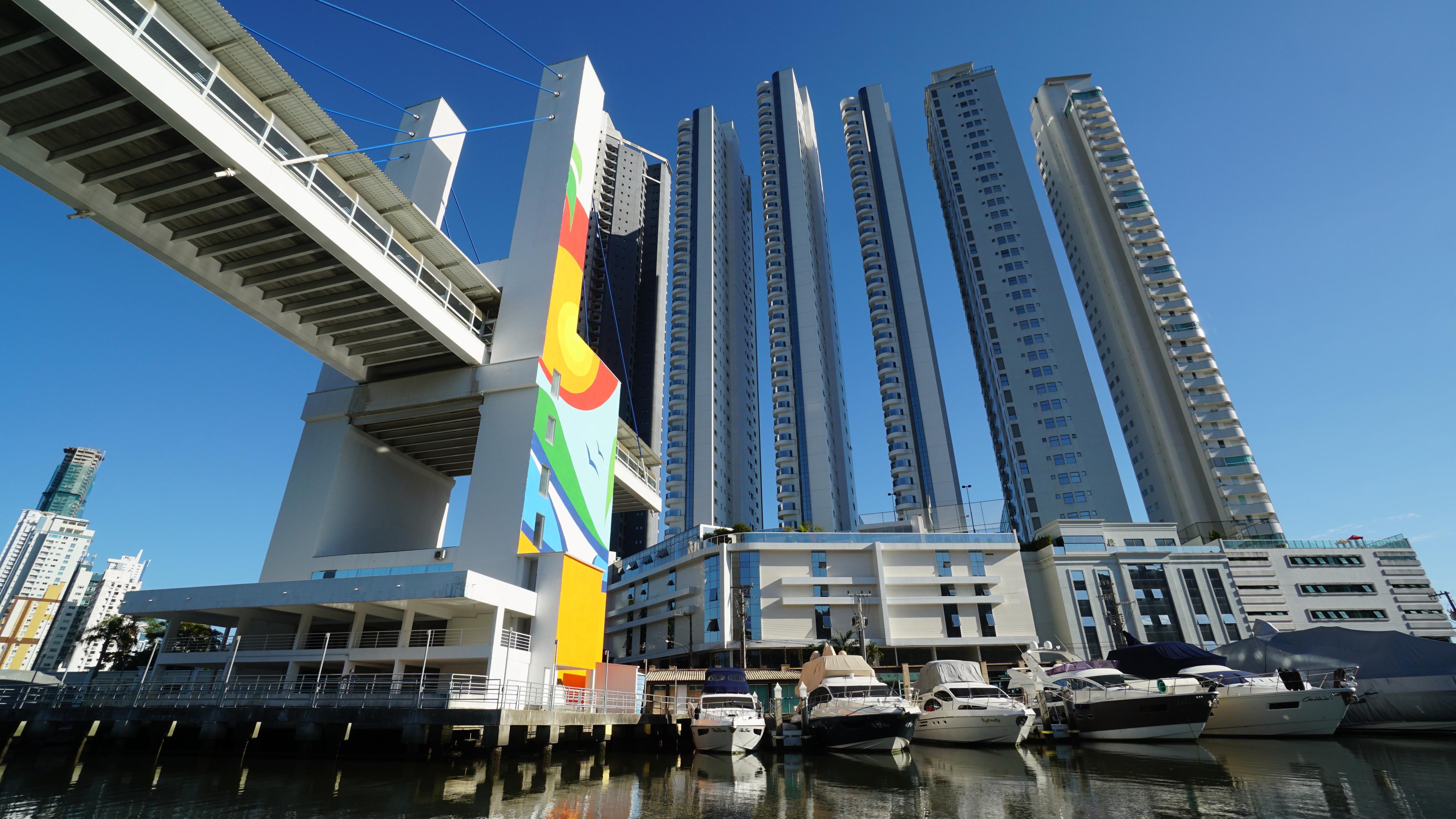 Em Balneário Camboriú e Itajaí, explore o luxo e requinte oferecidos no interior das marinas.